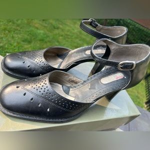 EUC Danelle Black Leather Heels